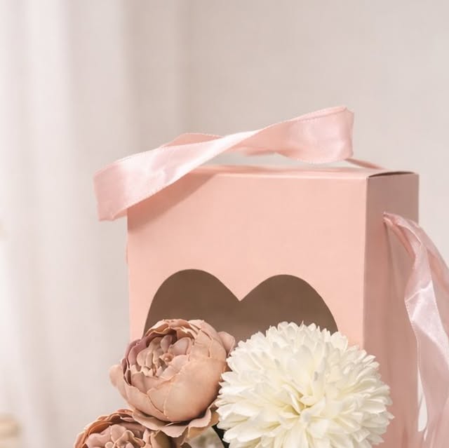 Poklon kutija s cvjetnim aranzmanom